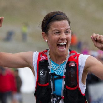 Stevie Kremer celebrando su victoria en el Mont Blanc Marathon