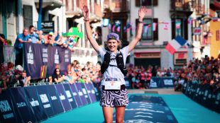 Katie Schide en la meta de UTMB Mont-Blanc 2022, que ganó